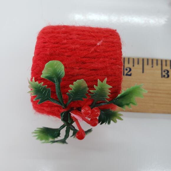 Vintage 1970s ? MCM 4 Napkin Rings Yarn Wrap Red Plastic Holly Christmas Holiday - Picture 8 of 9